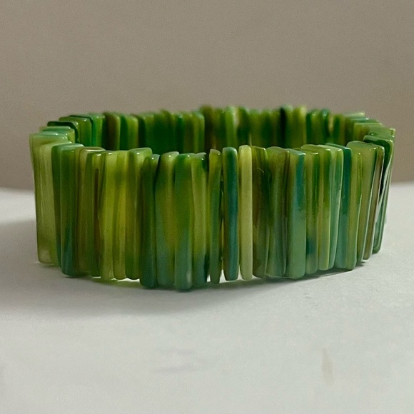 Shell elastic bracelet, green jewelry - Picture 4 of 16